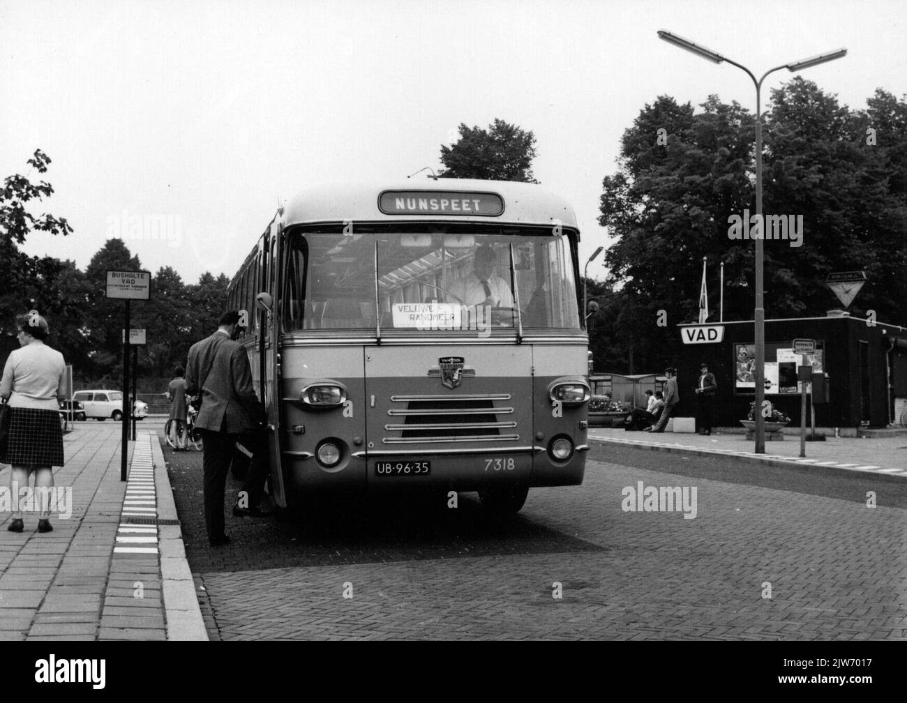 Image de l'Autobus Leyland-van Hool n° 7318 de la V.A.D. En ligne Nunspeet-Veluwe Randmeer sur Stationsplein à Nunspeet. Banque D'Images
