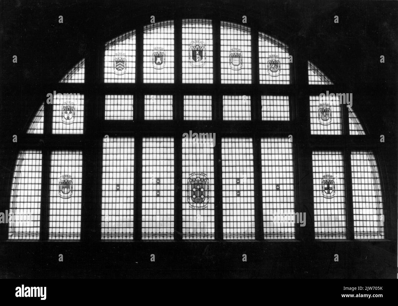 Détail de la façade de la station N.S. Haarlem à Haarlem: Vitraux avec diverses armes municipales. Banque D'Images
