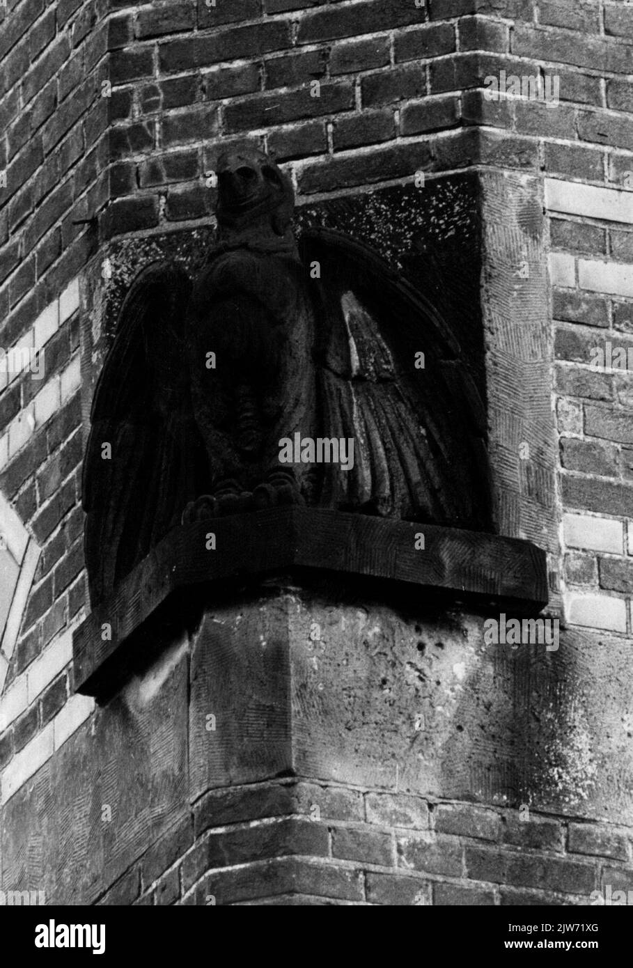 Image d'une statue en pierre représentant un oiseau de proie à un coin de la station de Heerlen de la Nouvelle-Écosse à Heerlen. Banque D'Images