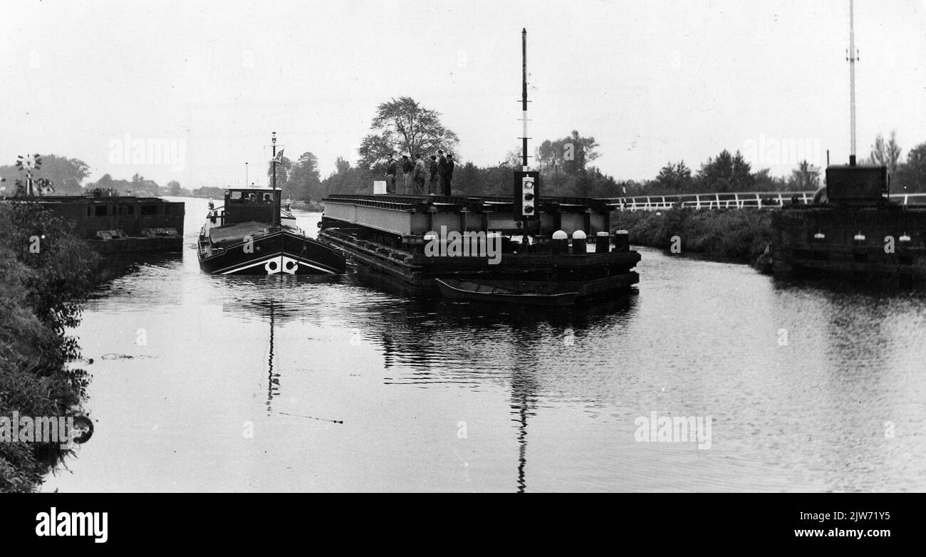 Vue sur le pont de chemin de fer ouvert (pont pivotant) au-dessus du Smildervaart (Drentsche Hoofdvaart) près de Meppel, pendant le passage d'un navire. Banque D'Images