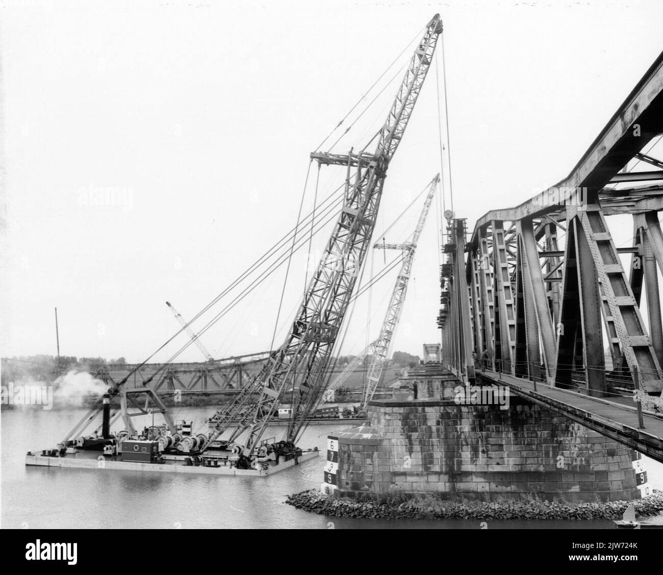 Image de la mise en place d'une partie de pont en relation avec le doublement du pont ferroviaire au-dessus du Maas près de Hedel. Banque D'Images