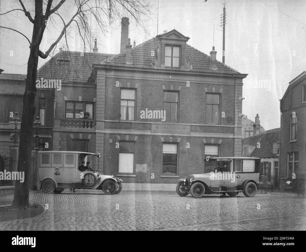 Vue sur le bâtiment de quartier du service médical municipal (Wittevrouwensingel 74) à Utrecht, avec les deux ambulances. Banque D'Images