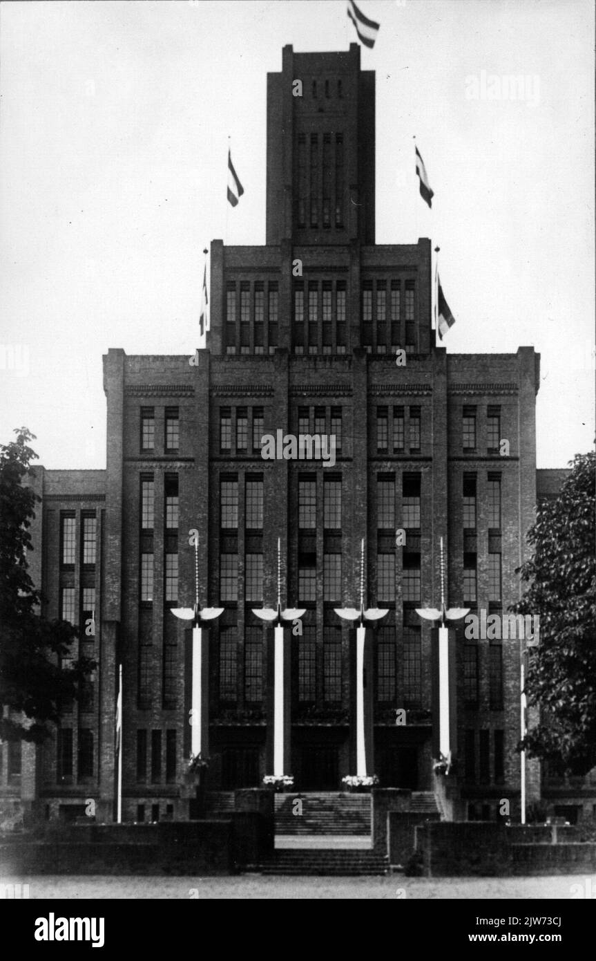 Vue de la façade décorée du troisième bâtiment administratif de la Nederlandsche Spoorwegen (bâtiment principal III de la Nederlandsche Spoorwegen; Moreelseparak 1) à Utrecht à l'occasion du 100th anniversaire de la N.S .. Banque D'Images