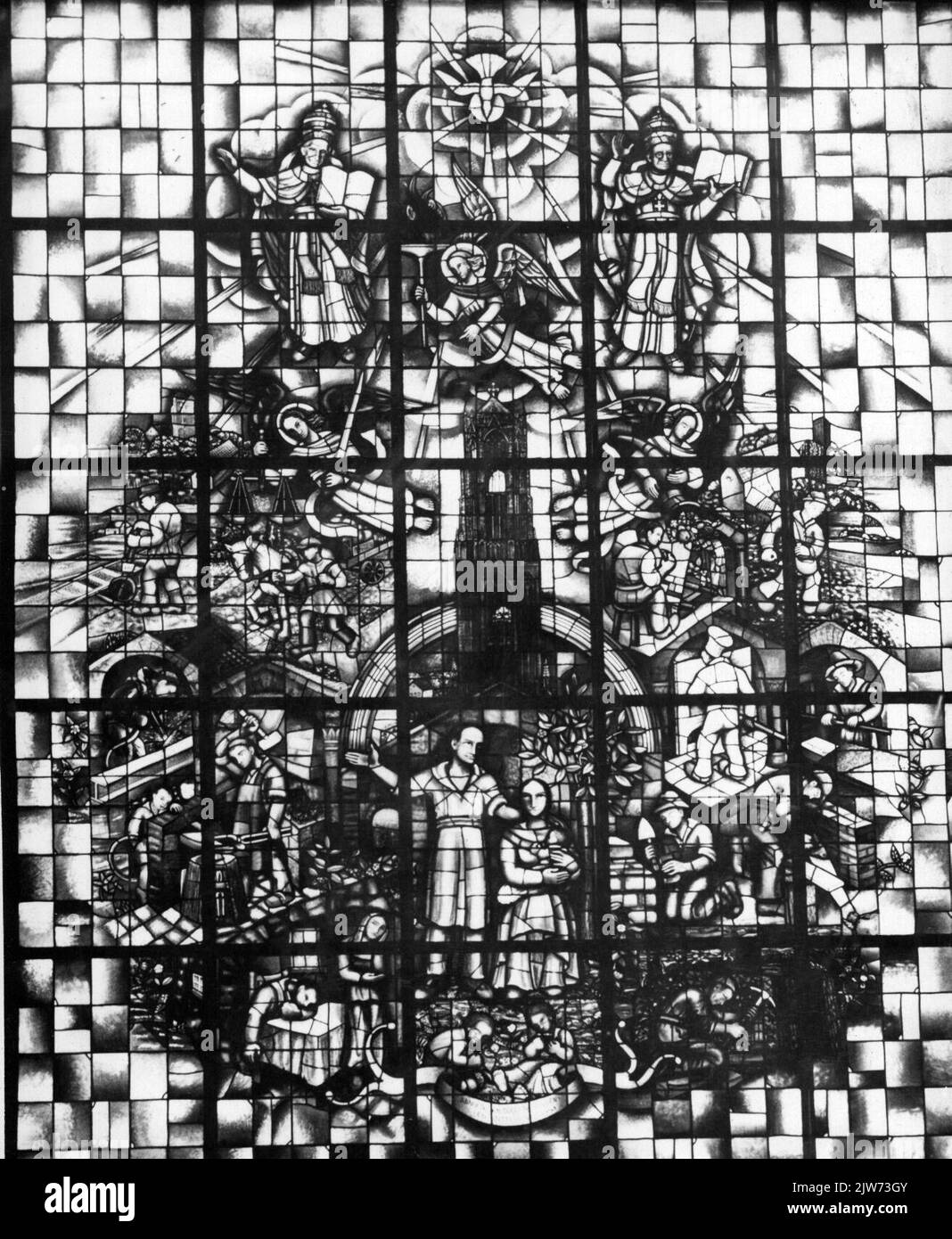 Intérieur du bâtiment de l'église catholique romaine Werklijkenverbond "huis van de Labor" (Oudenoord 12) à Utrecht: L'esprit vitrail et le travail du mouvement des travailleurs catholiques; Au sommet des sources d'inspiration, le Saint-Esprit, sous la forme d'un pigeon et du Pape Léon XIII et du Pape Pie XI, y compris les idéaux supérieurs de trois anges avec des attributs; Central est l'unité et le but du mouvement: La fière conscience de soi de la famille des travailleurs 'ressuscité' sur le fond de la Tour Dom comme symbole de la Christianisation des pays-Bas; autour des scènes de l'église, de la famille Banque D'Images