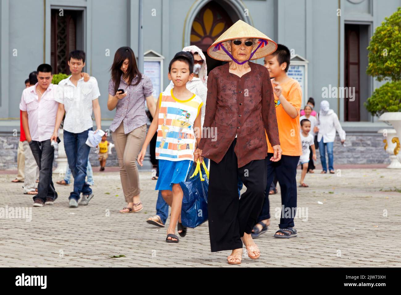 Congrégation partant après la messe à la cathédrale de Marie Reine du Rosaire à Haiphong, Vietnam Banque D'Images