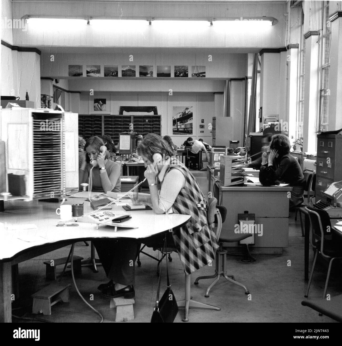 Photo des téléphonistes de la N.S. Dans le bâtiment administratif de 3rd des chemins de fer néerlandais (HGB III, Moreelseek) à Utrecht. Banque D'Images