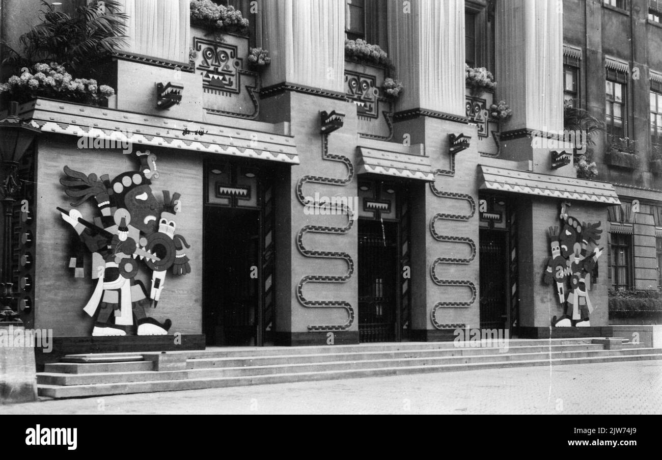 Vue sur une partie de la façade décorée de l'hôtel de ville (Stadhuisbrug) à Utrecht, à l'occasion de la célébration du 59th anniversaire de l'Université d'Utrecht, sur le thème 'Cortez'. Banque D'Images