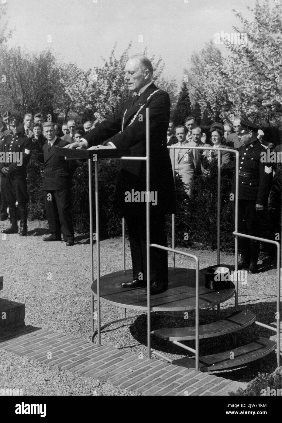 Image du maire G.A.W. Ter Pelkwijk lors de son discours lors du dévoilement du mémorial en mémoire des membres des Forces intérieures en 1945 sur le cimetière général Tolsteeg (Opaalweg) de 3rd à Utrecht. Banque D'Images