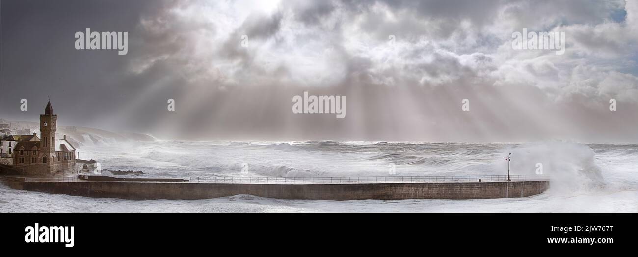 Pause dans la tempête de 2014 a vu des rayons du soleil se baigner dans la tour de l'horloge de l'institut de Porthleven pendant une minute avant que la tempête ne s'atte à nouveau. 2014 Banque D'Images