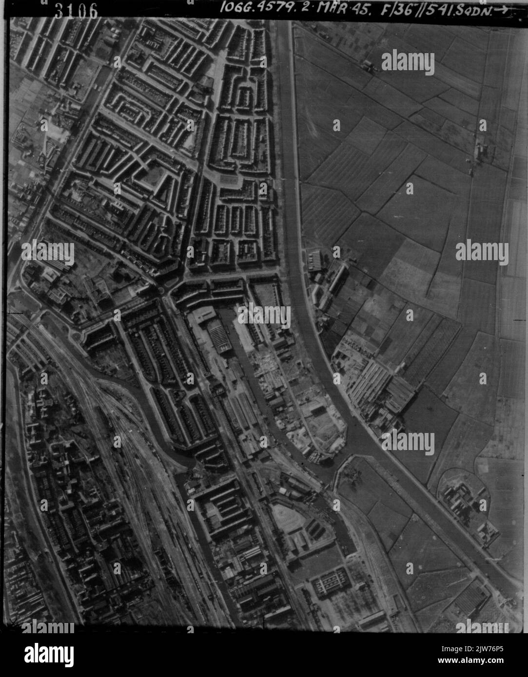 Photo aérienne verticale d'une partie du Dichterswijk et de Rivierenwijk à Utrecht, avec le complexe pour les ventes aux enchères de légumes et de fruits (Croeselaan) au milieu et le Merwedekanaal à droite. Banque D'Images