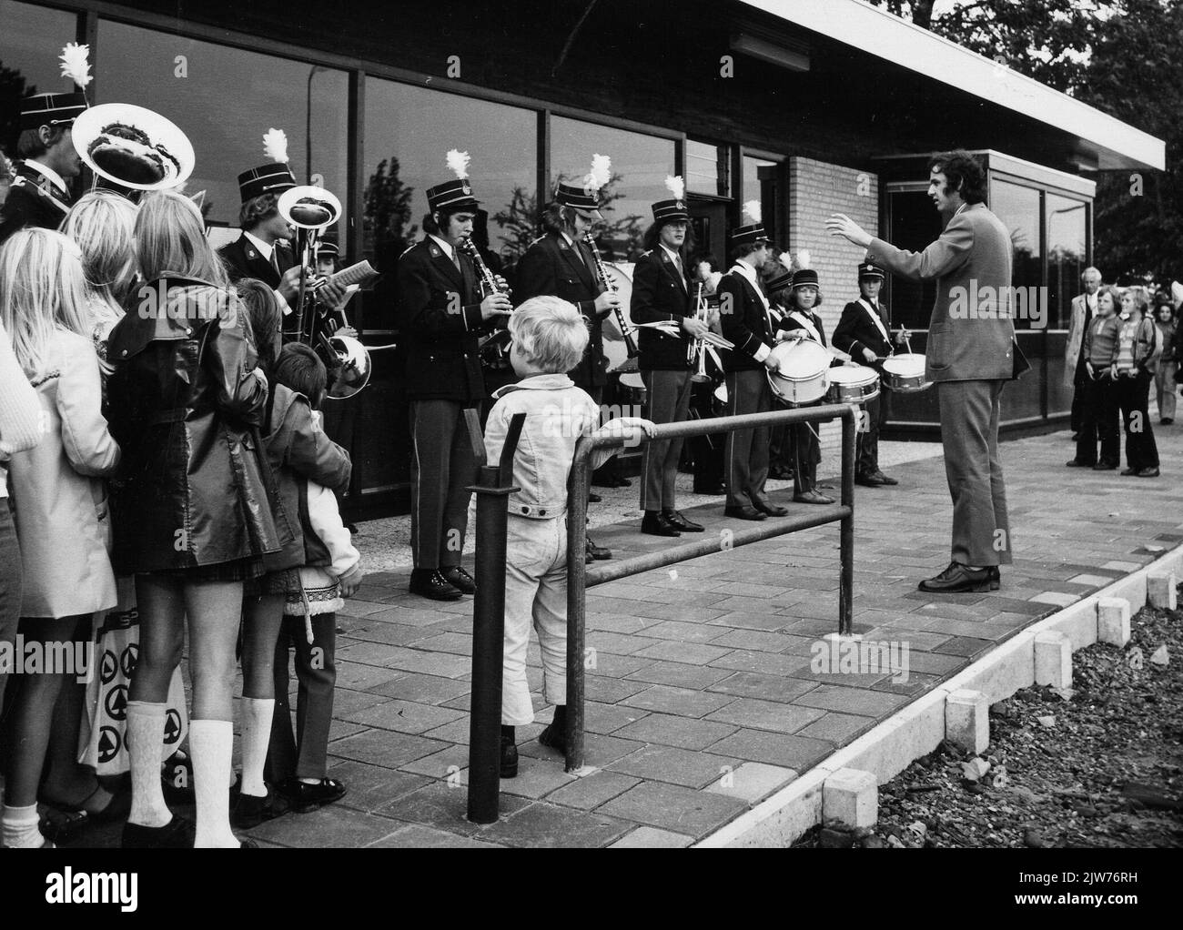Image de l'ouverture du nouveau bâtiment de la station de Didam de la Nouvelle-Écosse à Didam, pendant la représentation de l'association musicale 'De Club'. Banque D'Images