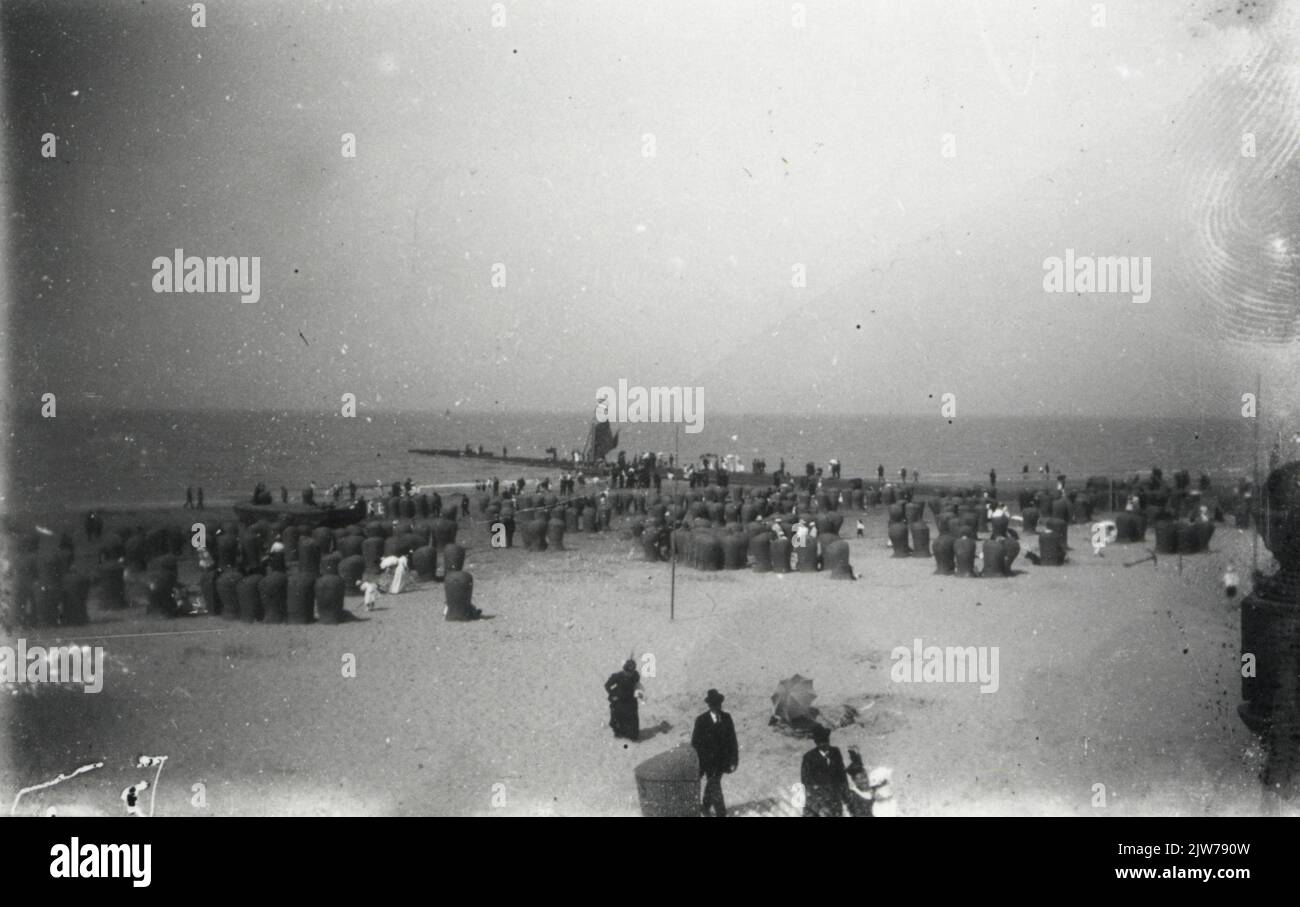 Vue sur la plage de Scheveningen (depuis la jetée). n.b. Les membres de la Société d'Amour d'Art ont fait une promenade sur la plage de Katwijk à Scheveningen lors de leur excursion annuelle, qui a conduit à Leiden et la Haye en 1909. Banque D'Images