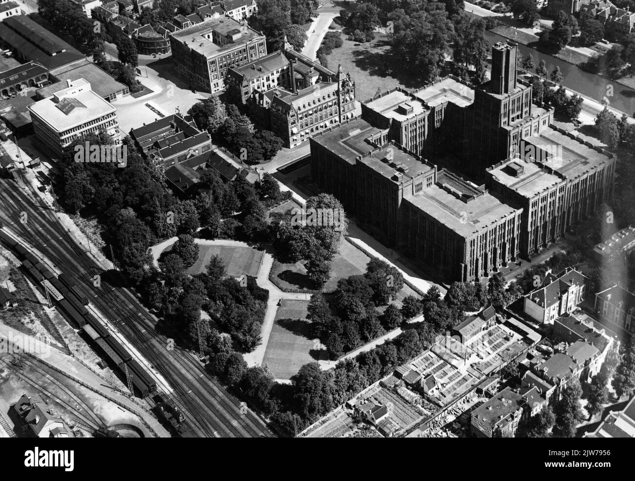 Photo aérienne des bâtiments administratifs (HGB I, II et III) des chemins de fer néerlandais sur le Moreelseek à Utrecht, du Sud-Ouest. Banque D'Images