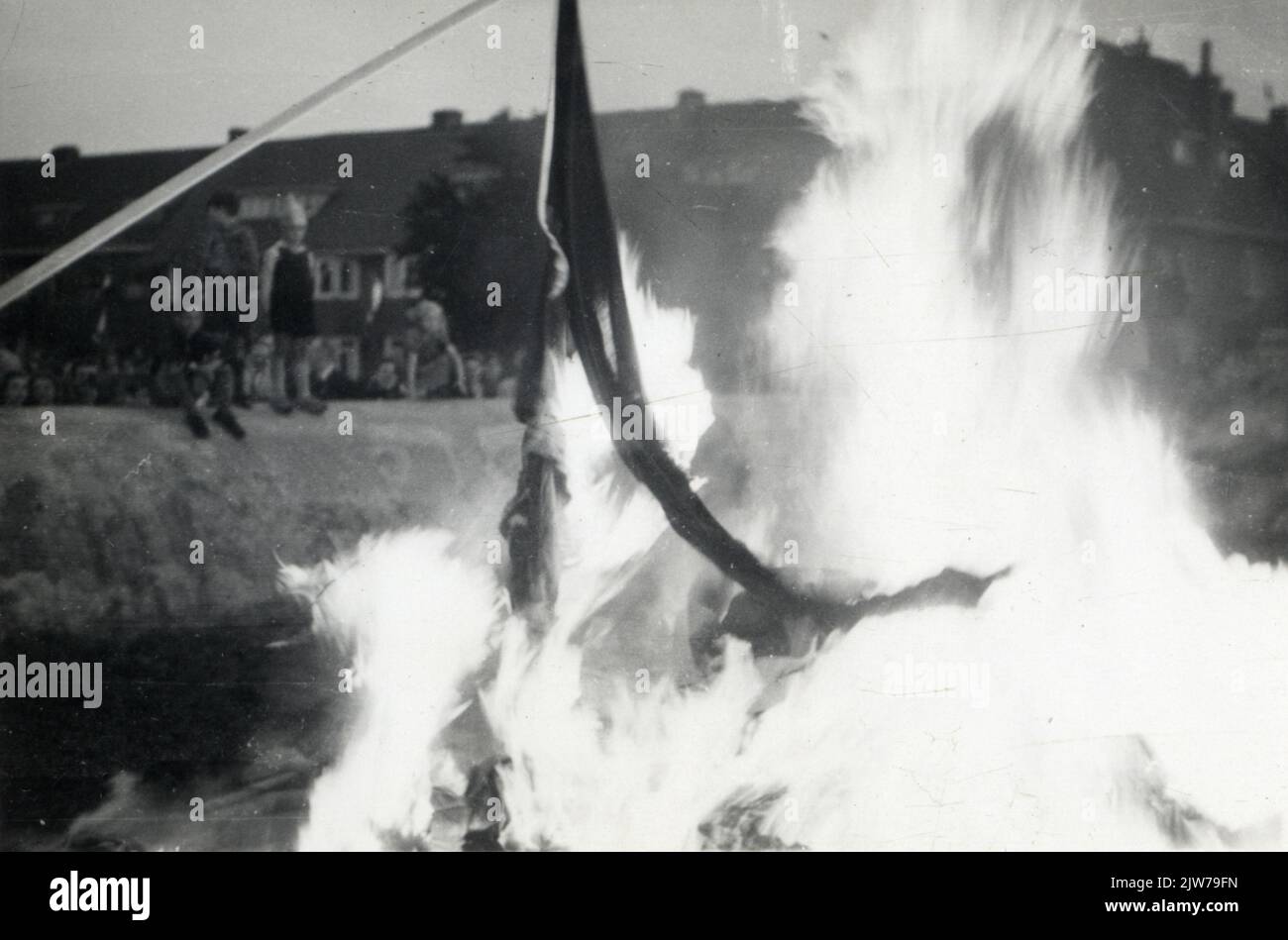 Image d'un pieu sur Beethovenplein à Utrecht dans lequel les symboles nazis détestés sont brûlés. Banque D'Images