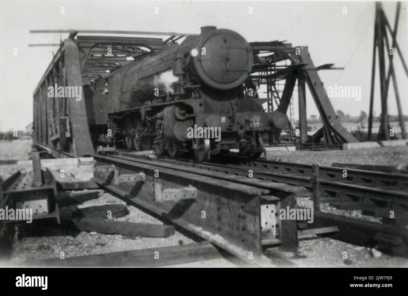 Image d'une locomotive à vapeur de la série 5000/5100 ('Austrity', ex War Department no 73711) de la N.S. Sur le pont au-dessus du Wilhelminakanaal à Tilburg. Banque D'Images