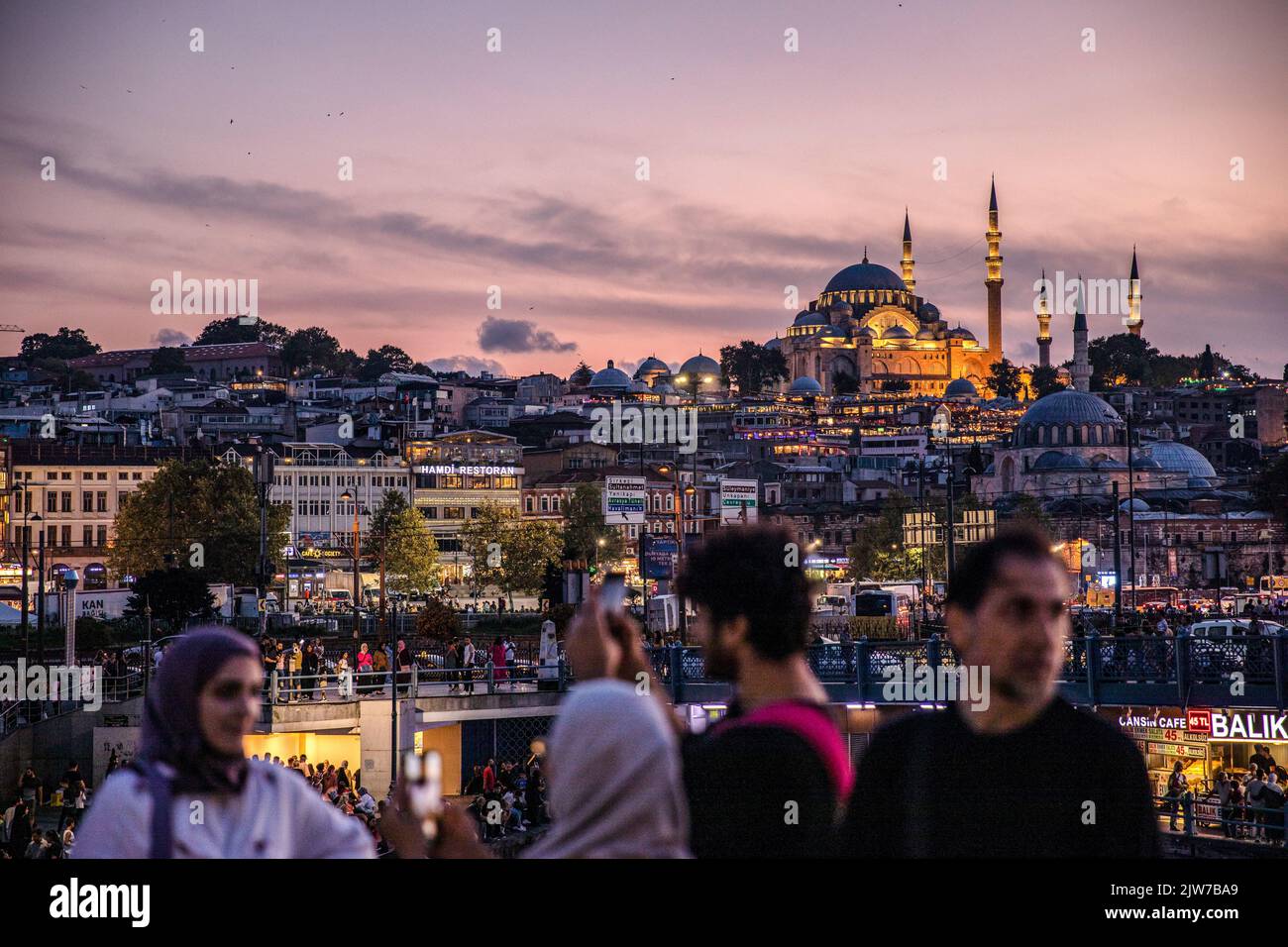Istanbul, Turquie. 03rd septembre 2022. Les gens vus debout sur la terrasse des lignes de la ville ferry au coucher du soleil à Istanbul et la mosquée Suleymaniye en arrière-plan créé une vue magnifique avec les nuages. Crédit : SOPA Images Limited/Alamy Live News Banque D'Images