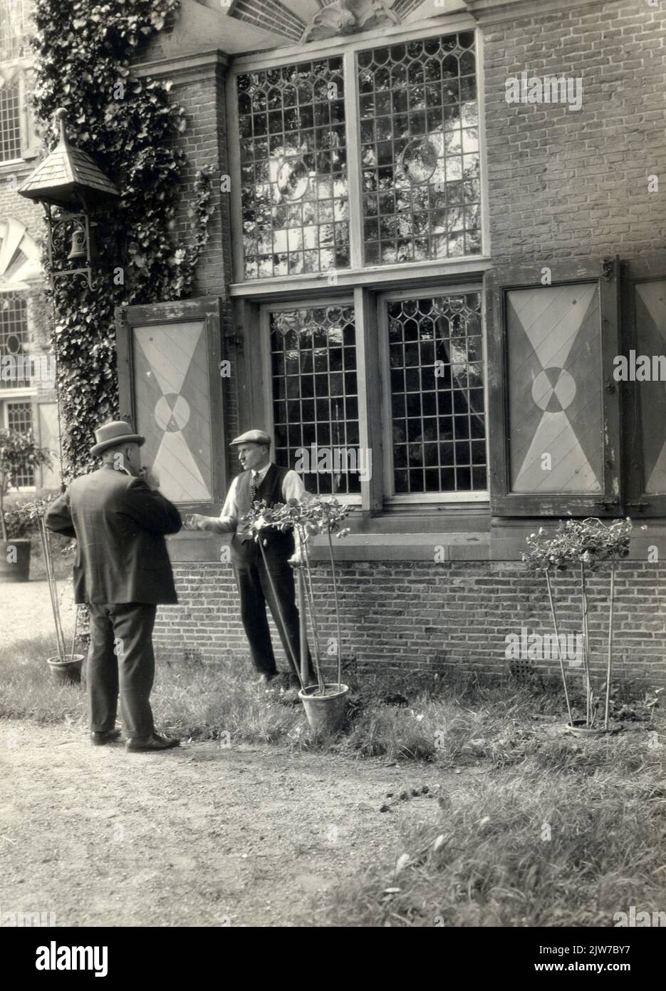 Image du détective M.G. Blijenberg lors de l'interrogatoire d'un jardinier au château de Nijenrode à Breukelen dans le cadre de la recherche sur les peintures volées du marchand d'art J. Goudstikker. Banque D'Images