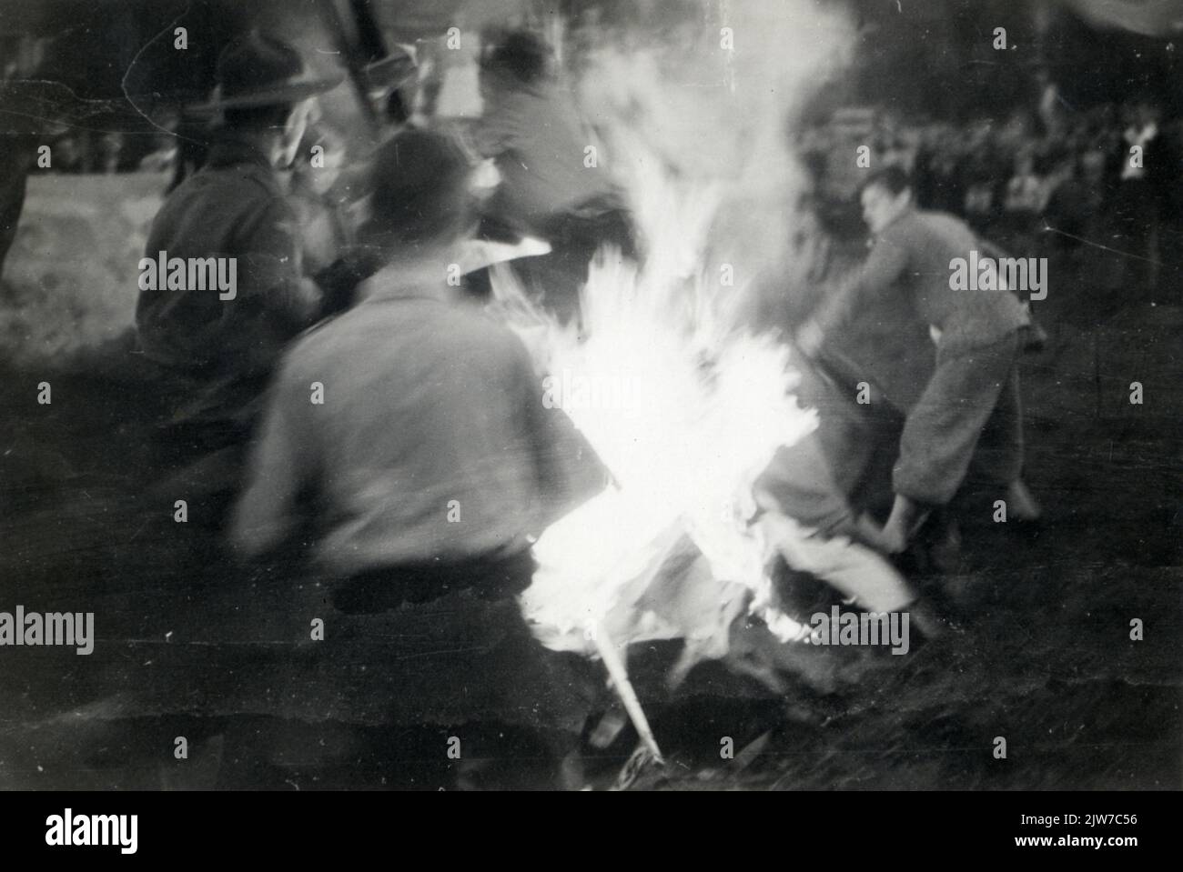 Image d'un pieu sur Beethovenplein à Utrecht dans lequel les symboles nazis détestés sont brûlés. Banque D'Images