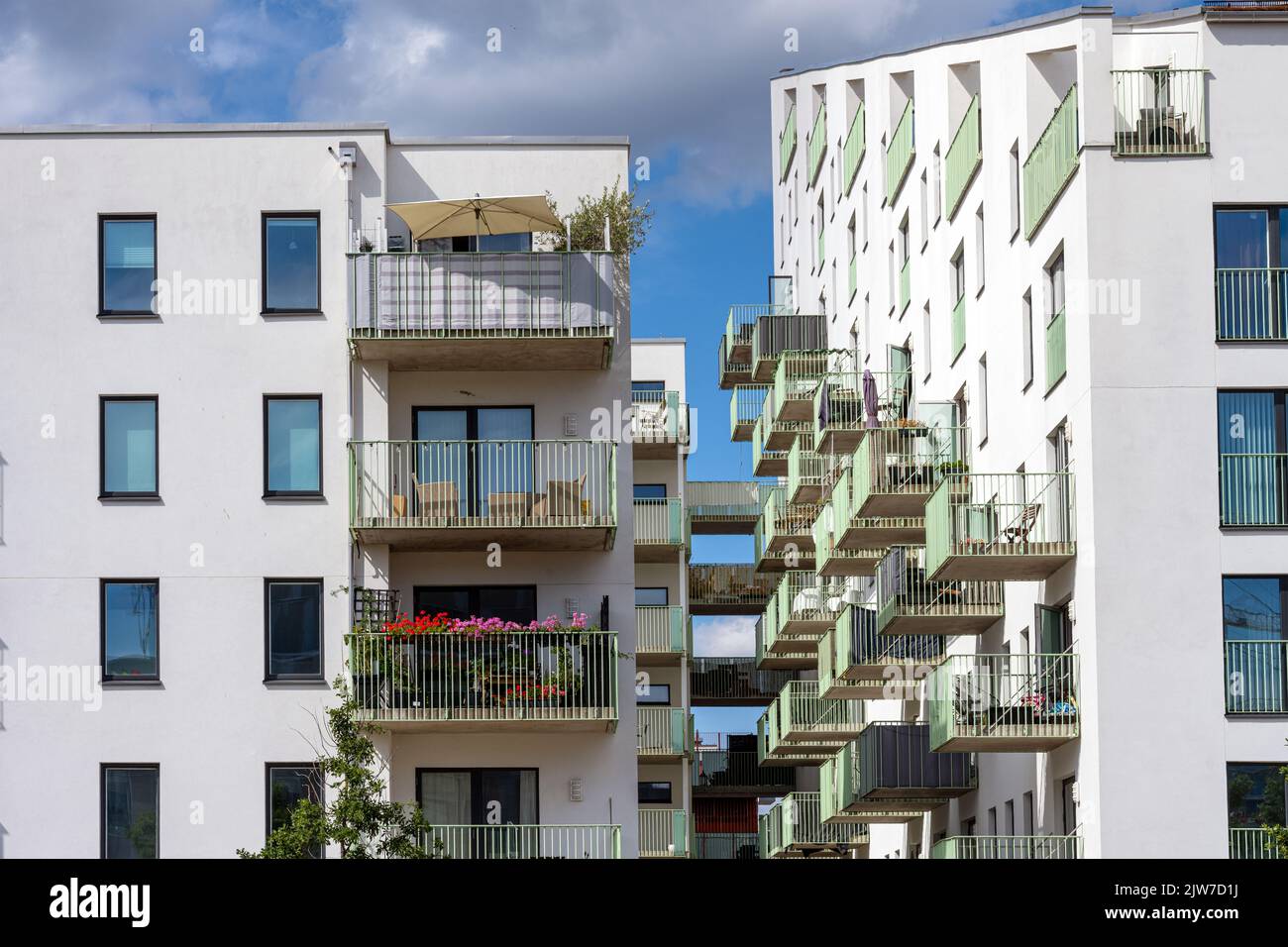 Bâtiment résidentiel blanc avec de nombreux balcons vus à Malmoe, Suède Banque D'Images