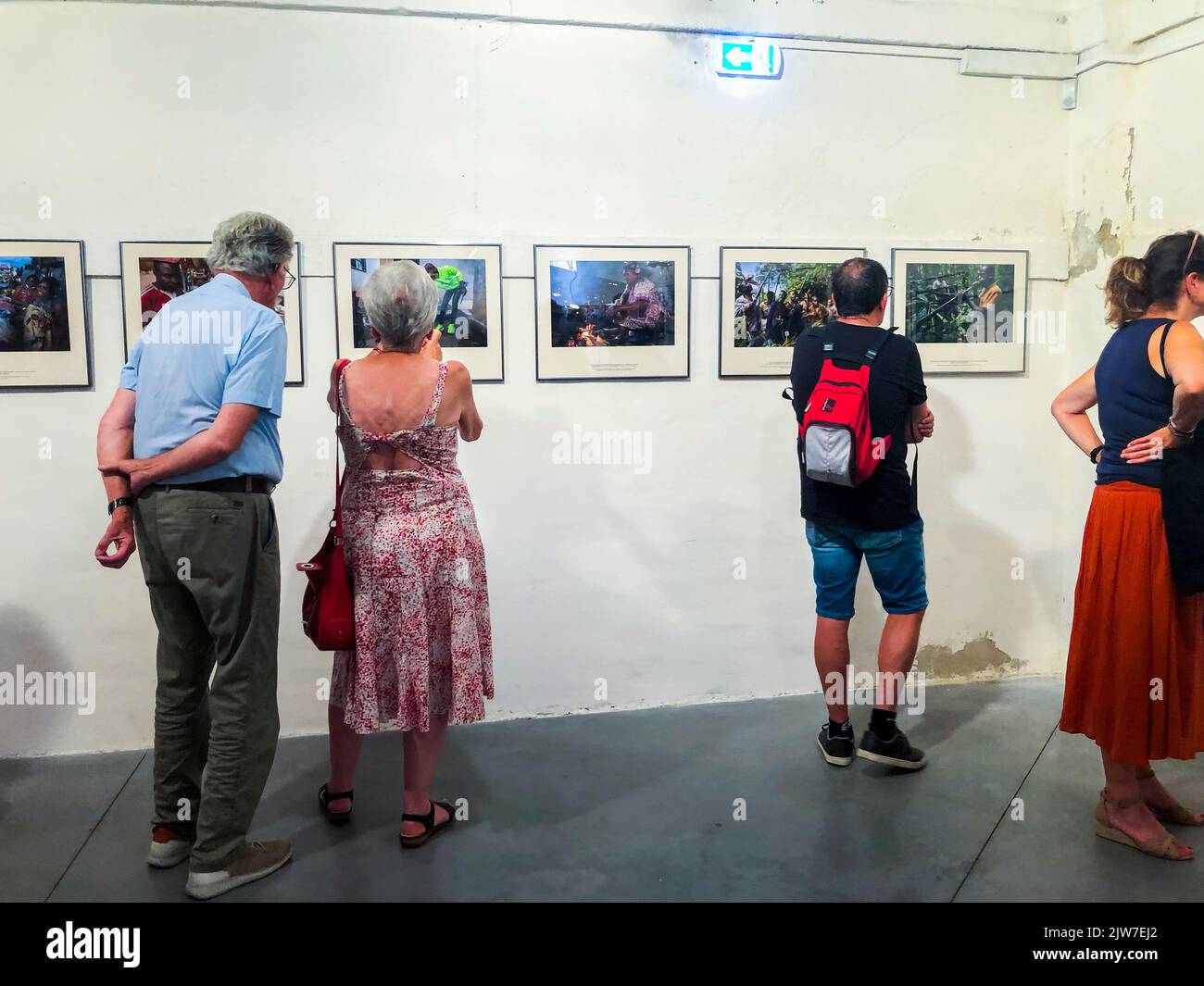 Perpignan, France, Groupe de touristes visitant photo journaliste exposition photo au Visa pour l'image Banque D'Images