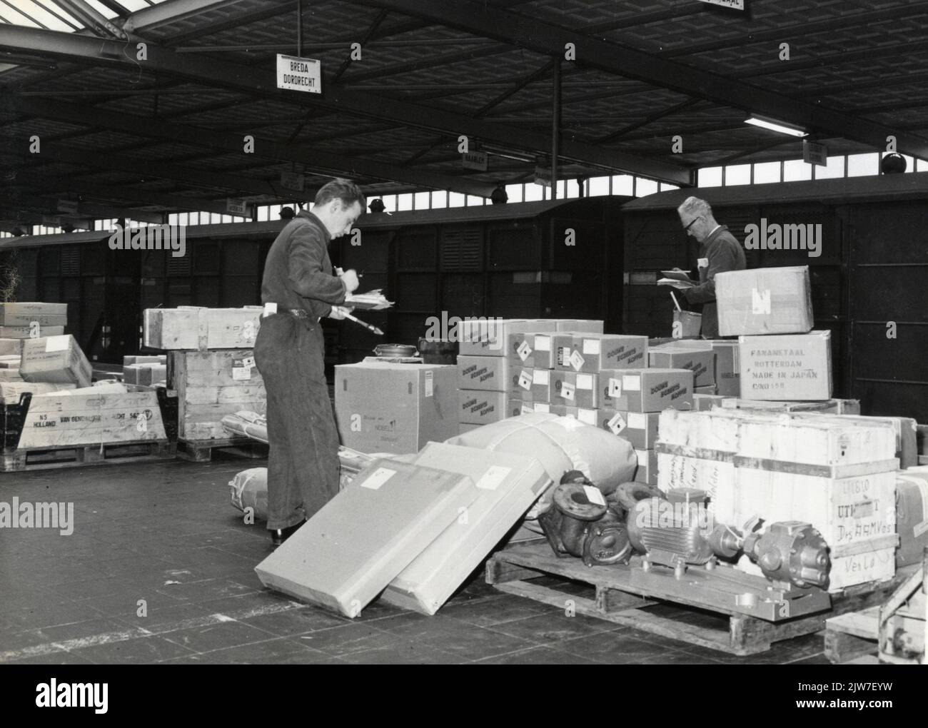 Image des employés de Van Gend & Loos à une grande quantité de fret général dans le hangar de marchandises à Utrecht. Banque D'Images