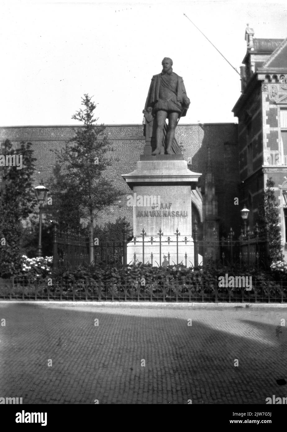 Vue de la statue de Jan van Nassau (Munsterkerkhof) à Utrecht.n.b.: En 1912, le nom de rue Munsterkerkhof a été changé en Domplein. Banque D'Images