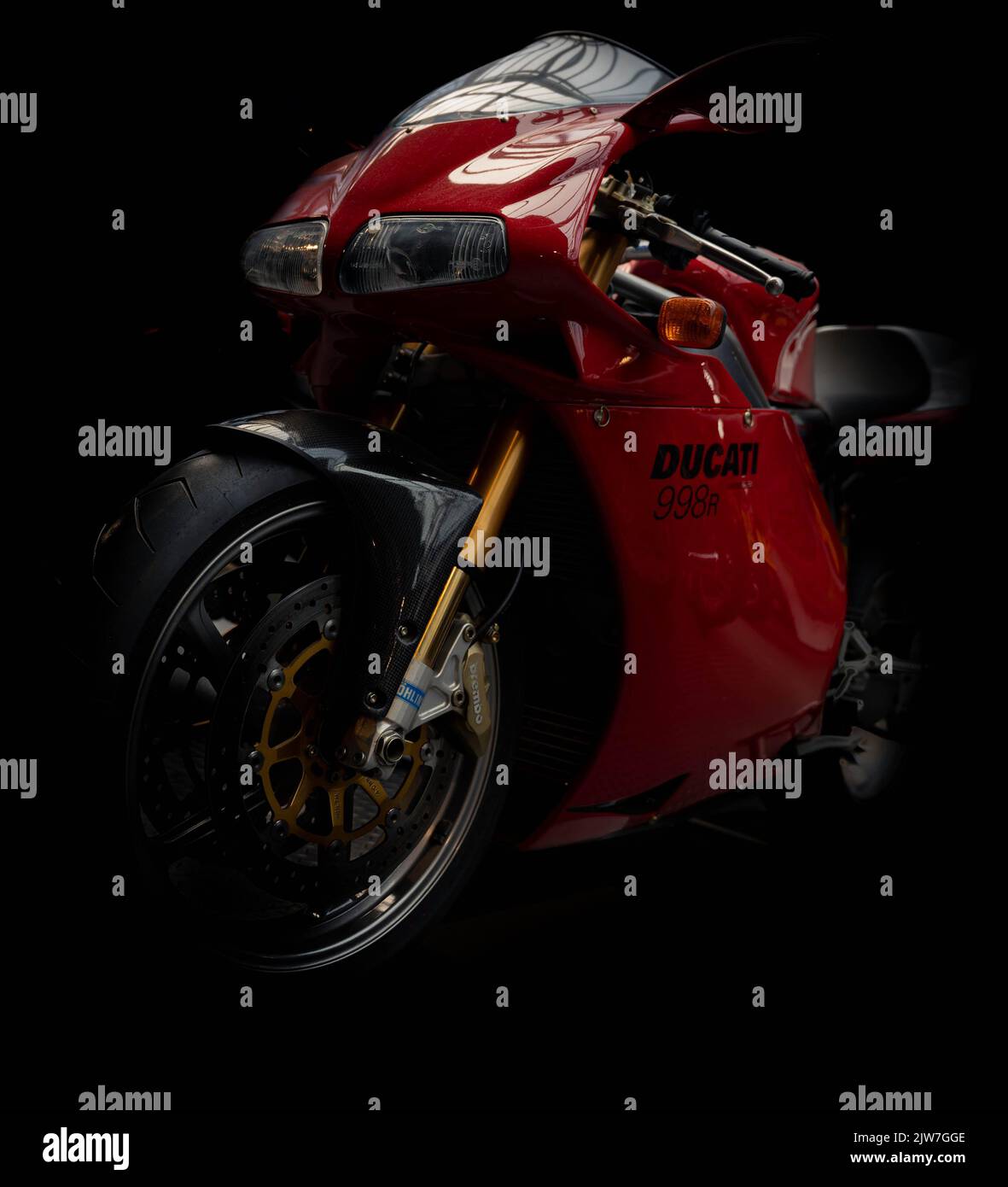 Moto rouge Ducati 998r superbike sur fond noir Banque D'Images