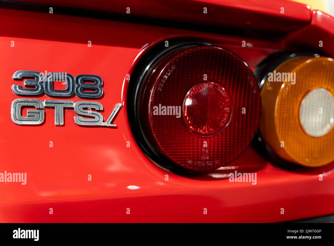 Gros plan des feux arrière Ferrari 308 GTS et détail de l'écusson sur une voiture de sport rouge classique Banque D'Images