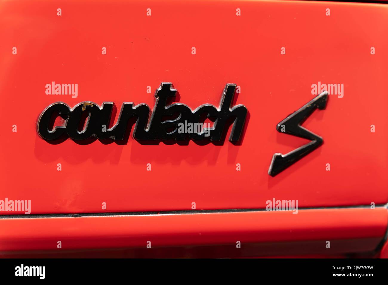 Écusson Countach noir sur la carrosserie rouge vif de la voiture de sport Lamborghini Banque D'Images