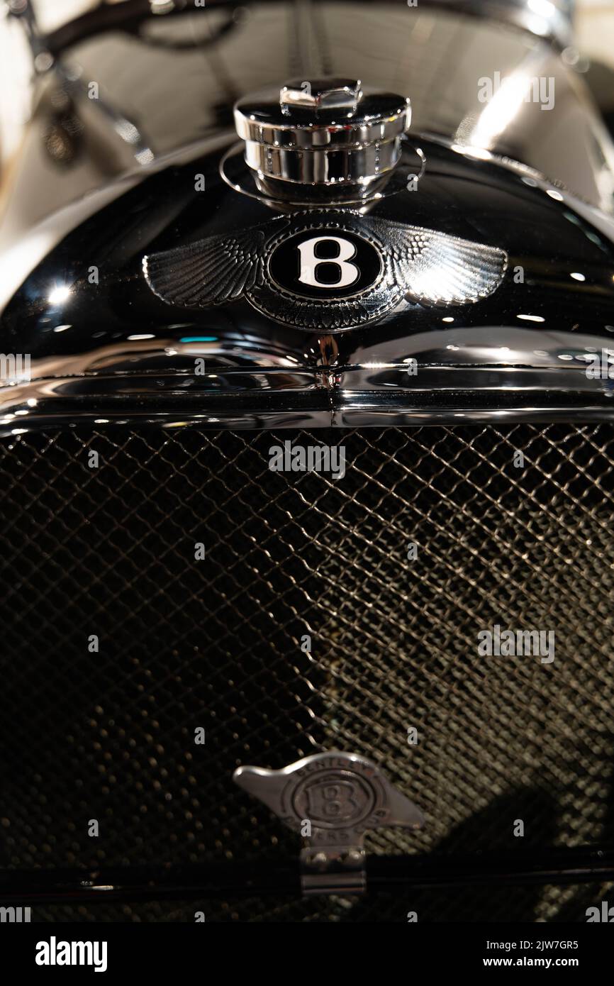 Gros plan de l'écusson B ailé de Bentley et de la calandre chromée sur une voiture britannique de luxe Banque D'Images