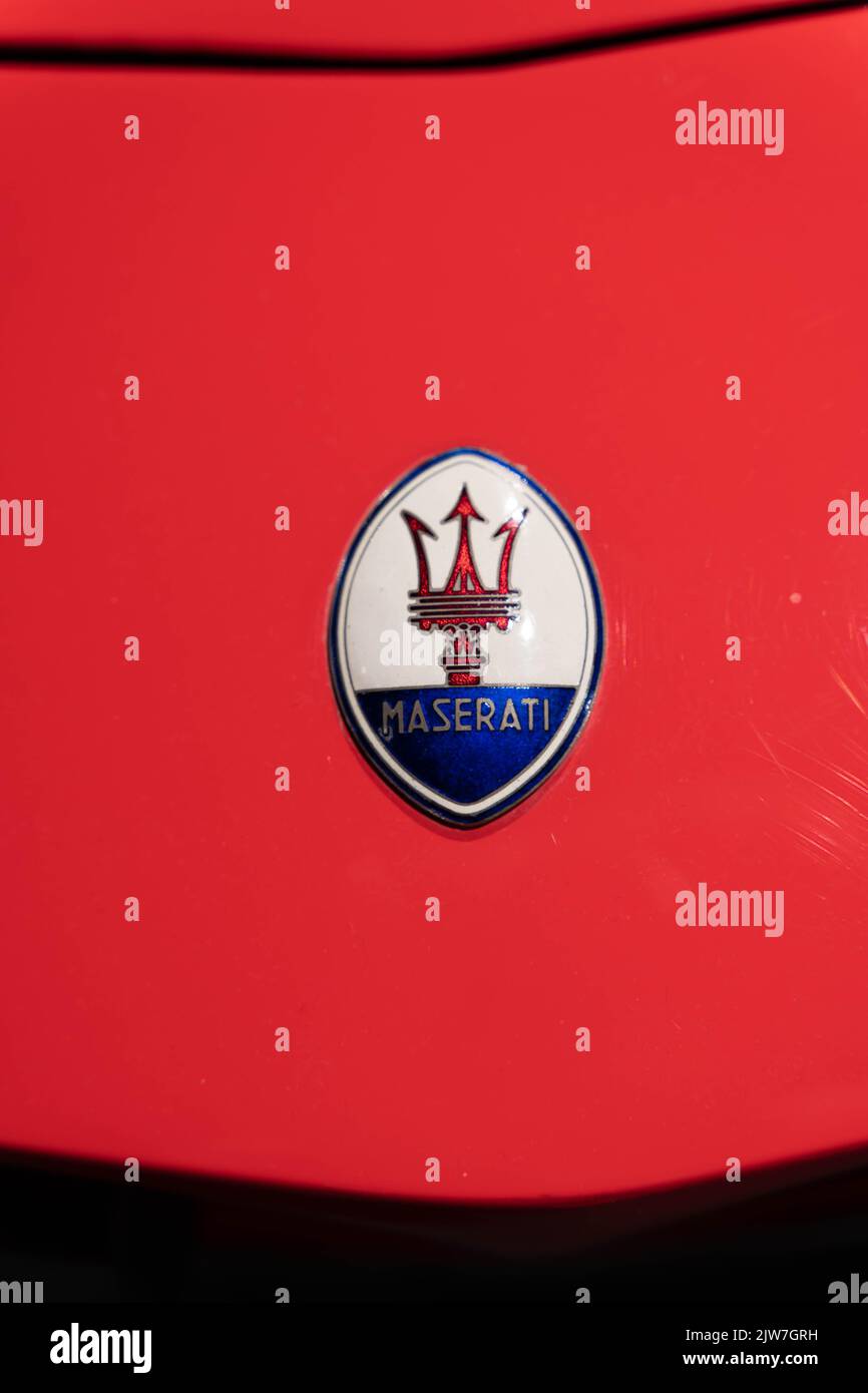 Badge trident Maserati sur le capot rouge de la voiture de sport Banque D'Images