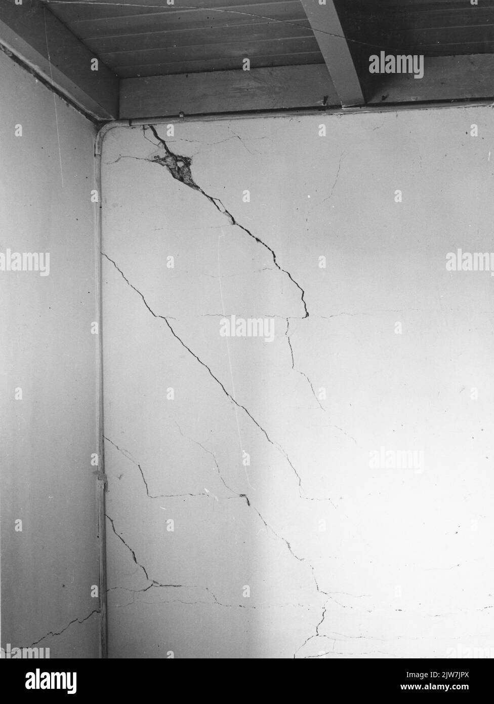 Maison avec des fissures Banque d'images noir et blanc Alamy — free download