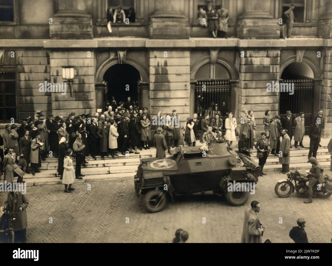 Image du public à l'hôtel de ville (Stadhuisbrug 1) à Utrecht en attendant le retour du maire M. dr. Va-t'en. Ter Pelkwijk; en premier plan la voiture blindée du commandant du 49th Régiment de reconnaissance (ours polaires), LT.Col. J.P.F. Miles D.S.O. Banque D'Images