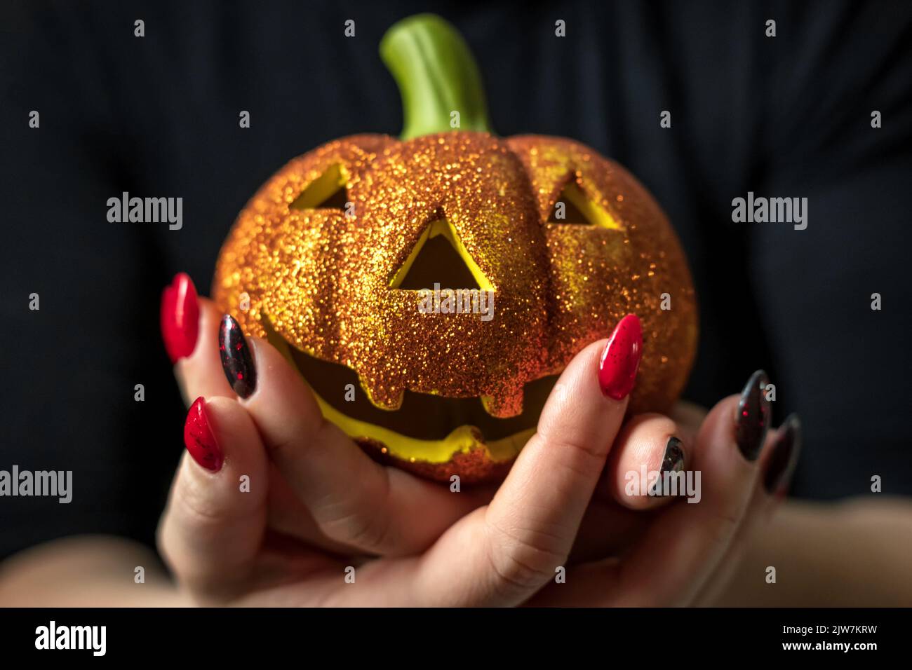 Mains de femmes tenant halloween jouet citrouille jack-o-latern Banque D'Images
