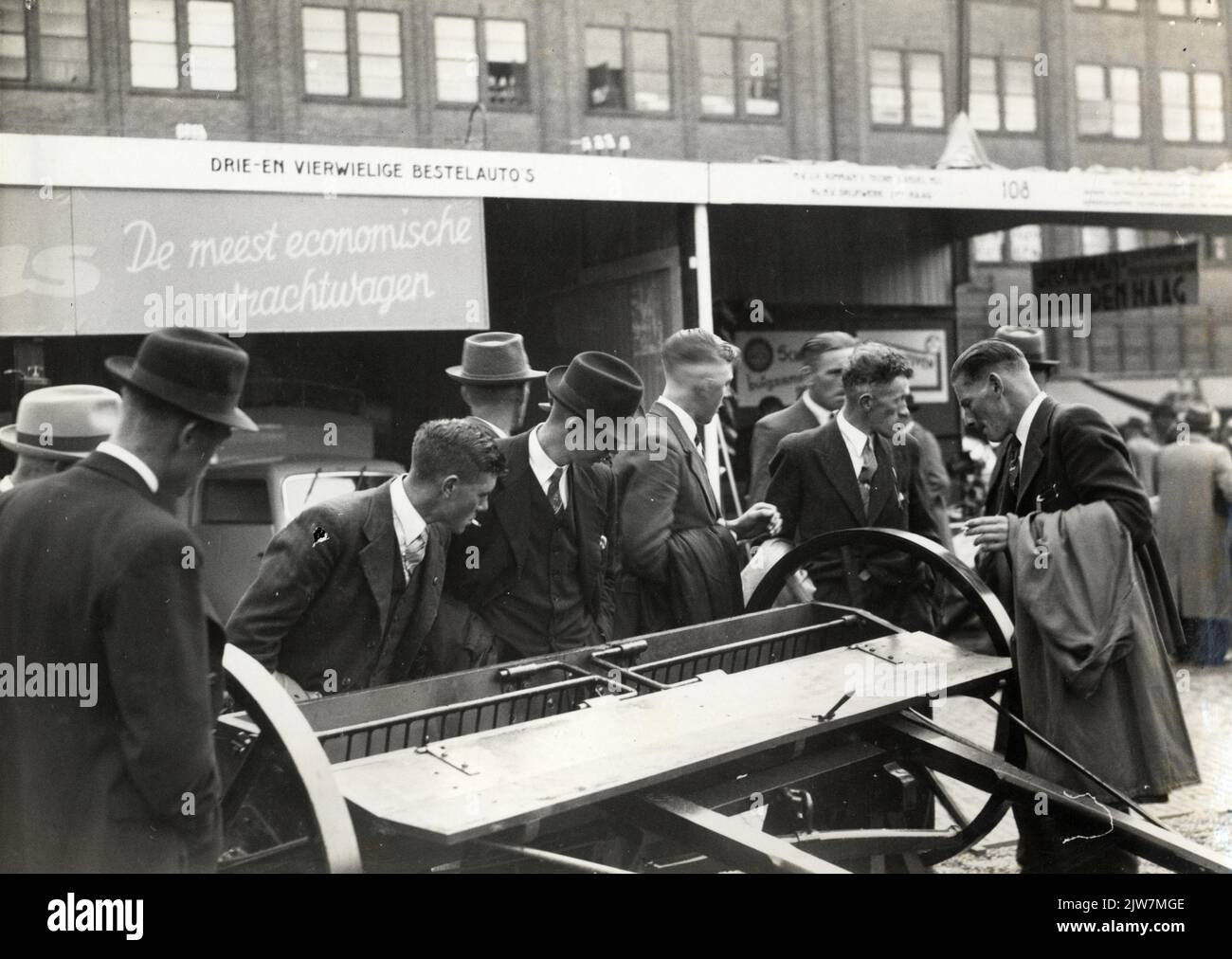 Image de certaines parties intéressées à un outil agricole sur le Jaarbeursterrein sur le Vredenburg à Utrecht pendant les 45th Jaarbeurs. Banque D'Images