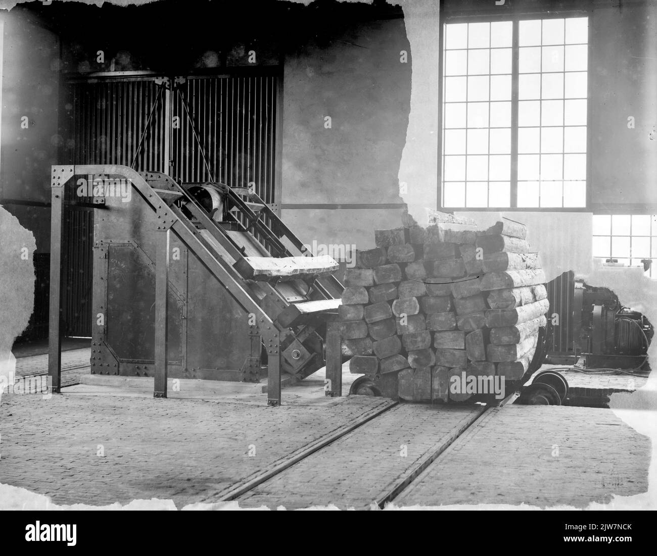 Image d'une machine pour le transport de Dwarsliggers non traités, fabriquée par l'Utrechtsche Steam-Grofsmederij Firma P.H. Hörmann, dans la société de préparation du bois de la Staatsspoorwegen à Dordrecht. Banque D'Images