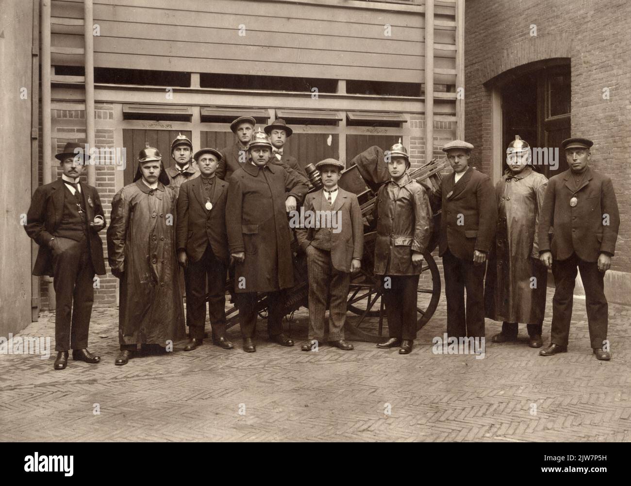 Portrait de groupe des membres de la brigade volontaire des pompiers de Tolsteeg. Dehors, debout devant le poste dans les buts larges à Utrecht. Quatrième du commandant de droite G.J. Schouten. Banque D'Images