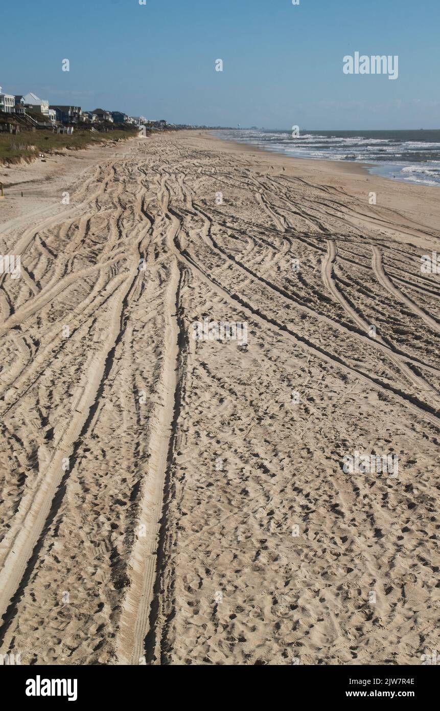 Une photo verticale de longues pistes de pneus sur une plage à Emerald Isle, en Caroline du Nord Banque D'Images Une photo verticale de longues pistes de pneus sur une plage à Emerald Isle, en Caroline du Nord Banque D'Images