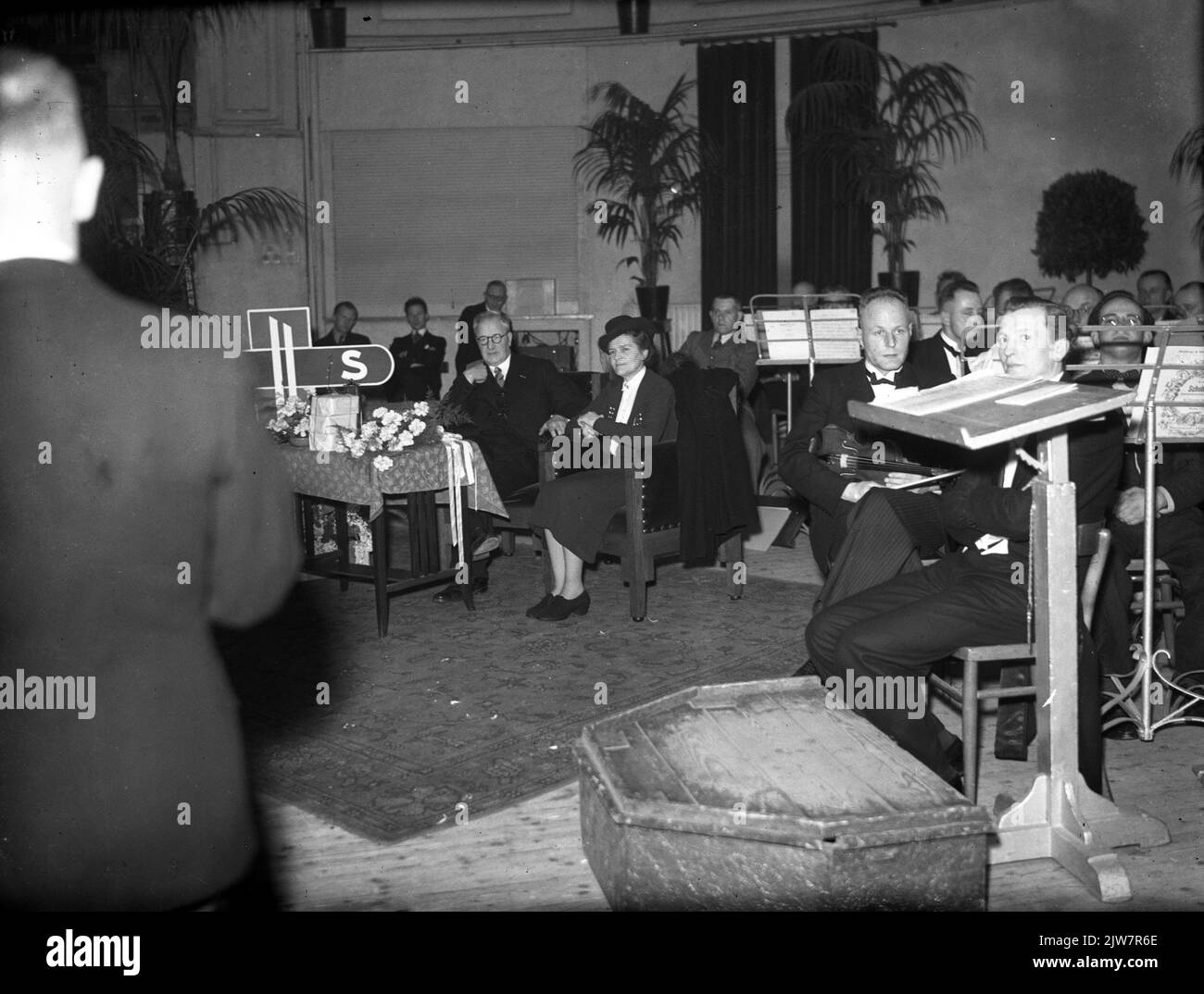 Image de l'adieu du président directeur ir. W. Hupkes (à gauche) des chemins de fer néerlandais dans le bâtiment Tivoli (Kruisstraat) à Utrecht. Banque D'Images