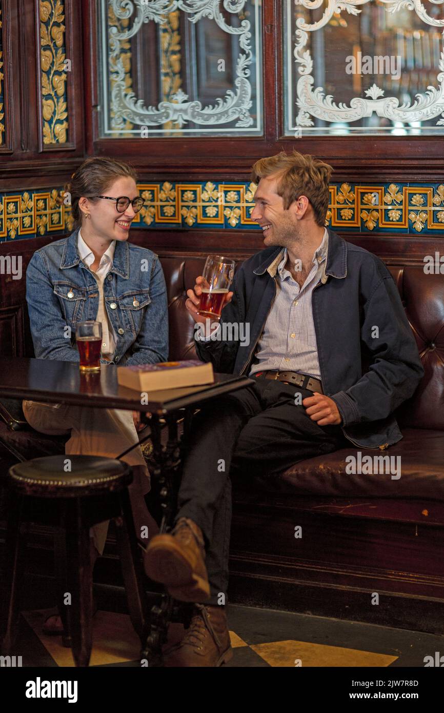 Verres à bière sur une table de pub Banque D'Images