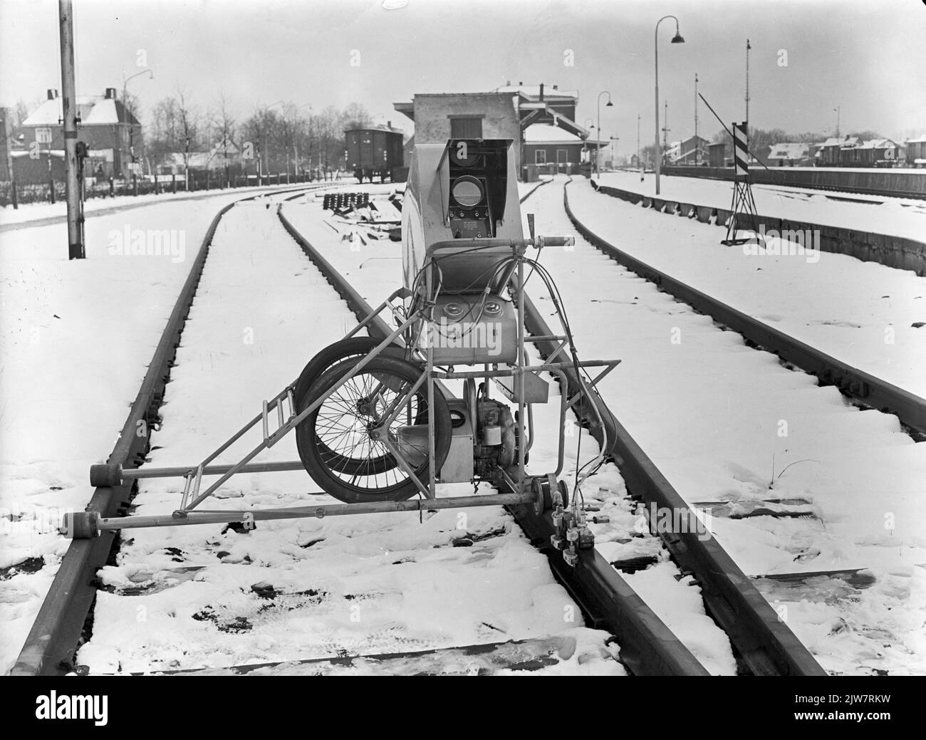 Portrait d'Otto Maria Maximilian Mengelberg, né Borscheid (près d'Aken) 25 juillet 1867, Glazenier et sculpteur à Utrecht, est mort Utrecht 16 décembre 1924. Debout, avec sa femme Katharina Hubertina Maria Elisabeth Schnaas (1870-1944) et ses quatre enfants les plus âgés : Wilhelmus Maria Martinus (né en 1897), Otto Maria Martin (né en 1898), Josephus Maria Wilhelmus (né en 1899) et Catharina Helena Elisabeth Maria (née en 1900). Banque D'Images