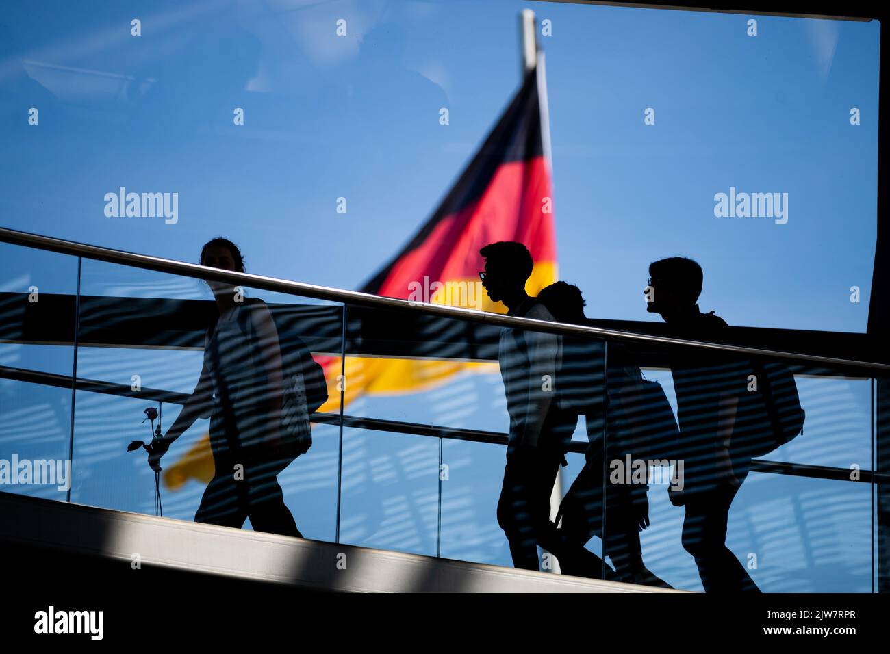 Berlin, Allemagne. 04th septembre 2022. Les visiteurs traversent le dôme du Reichstag pendant la « journée des réflexions et des vues » au Bundestag allemand. Crédit: Christoph Soeder/dpa - ATTENTION: Pour usage éditorial seulement. La photo ne peut pas être modifiée et ne peut être utilisée qu'en détail./dpa/Alamy Live News Banque D'Images