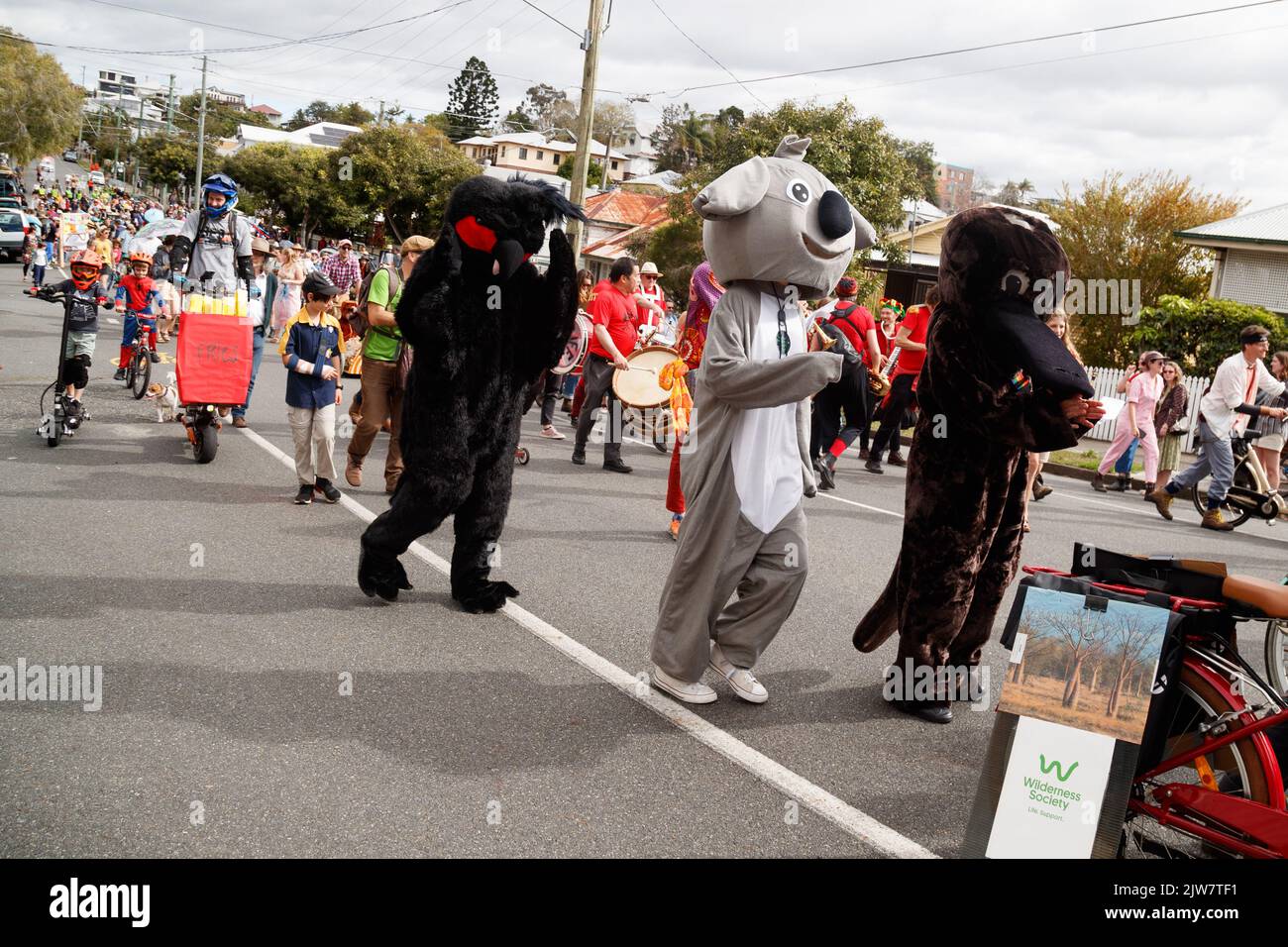 Brisbane, Australie. 04th septembre 2022. Les participants défilent dans les rues du West End de Brisbane pendant le Kurilpa Derby. Le Kurilpa Derby est organisé comme une célébration communautaire du West End animé et multiculturel de Brisbane, avec des activités et une parade dans les rues, favorisant toujours le transport de véhicules non motorisés comme des vélos, des scooters, des chariots et des planches à roulettes. L'événement a retrouvé son format d'origine après avoir été annulé en 2020 et restructuré radicalement en 2021 en raison de la pandémie de COVID-19. Crédit : SOPA Images Limited/Alamy Live News Banque D'Images