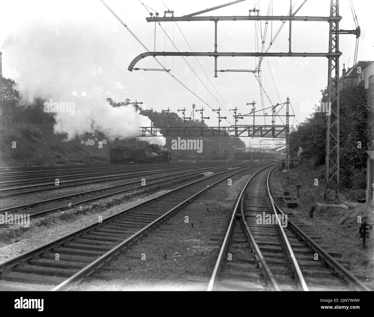 Vue sur le pont de signalisation au-dessus de la cour de la station N.S. Arnhem à Arnhem (Westzijde). Banque D'Images