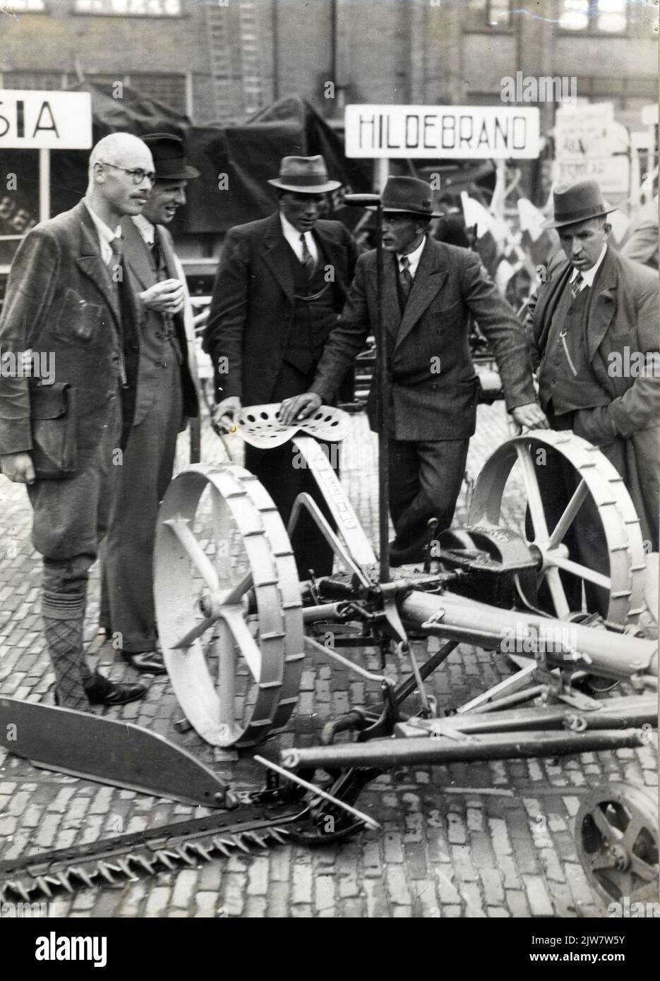 Image de certaines parties intéressées à un outil agricole sur le Jaarbeursterrein sur le Vredenburg à Utrecht pendant les 45th Jaarbeurs. Banque D'Images
