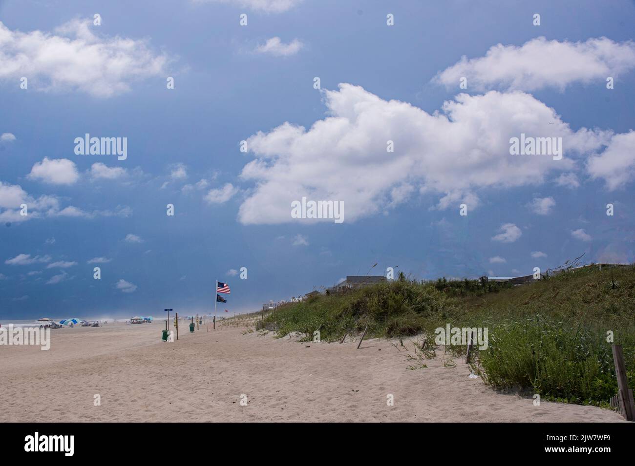 Un ciel bleu vif au-dessus de la plage d'Emerald Isle en Caroline du Nord Banque D'Images Un ciel bleu vif au-dessus de la plage d'Emerald Isle en Caroline du Nord Banque D'Images