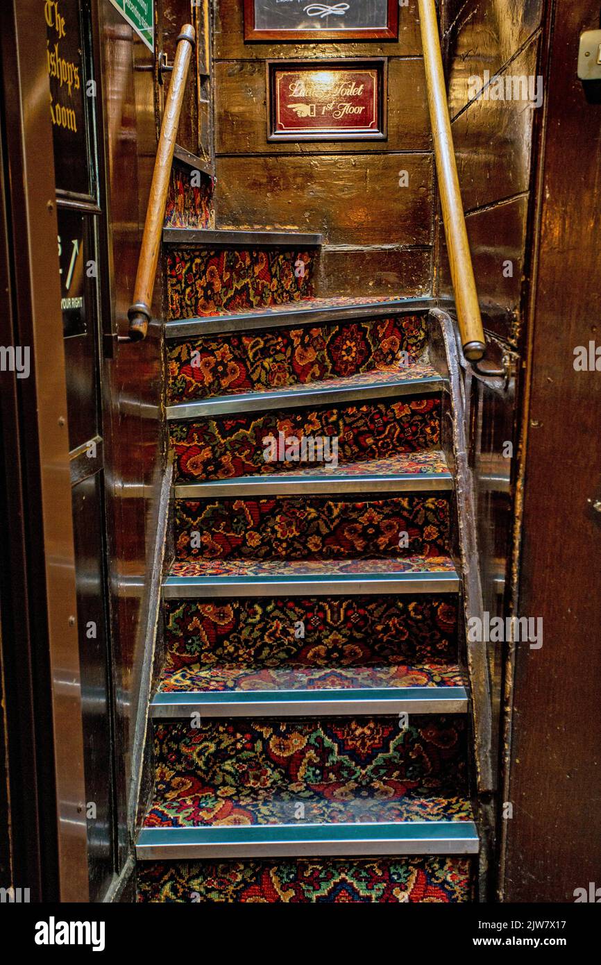 Vieux escalier dans un pub de Londres. Banque D'Images