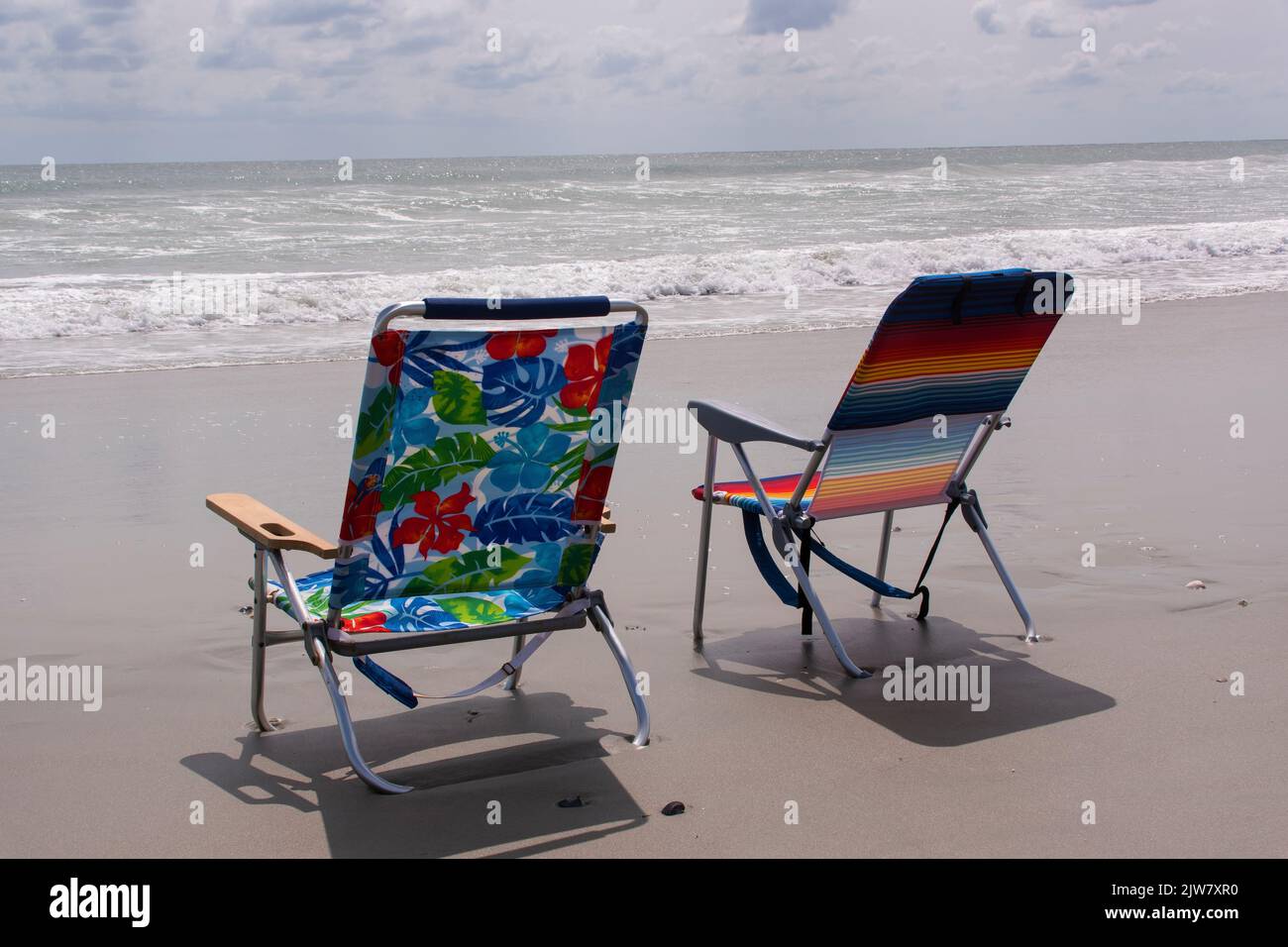 Une paire de chaises de plage sur Emerald Isle, Caroline du Nord Banque D'Images Une paire de chaises de plage sur Emerald Isle, Caroline du Nord Banque D'Images
