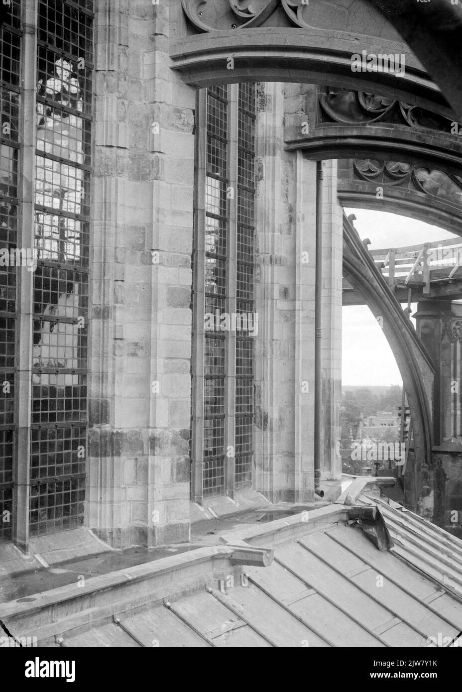 Image d'une des fenêtres du Domkerk (Domplein) à Utrecht, avec le début des arches d'air Banque D'Images