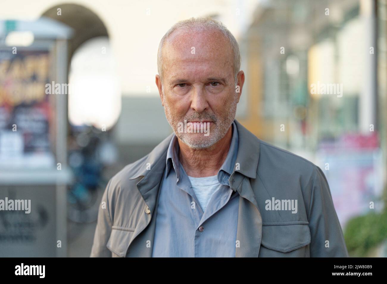 Bonn, Allemagne. 04th septembre 2022. L'artiste Erwin Wurm se dresse après le dévoilement de son œuvre d'art « Sac de marche » dans le centre-ville. Credit: Henning Kaiser/dpa/Alay Live News Banque D'Images